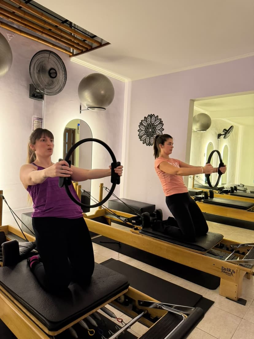 Alumnas en clase con aro de pilates