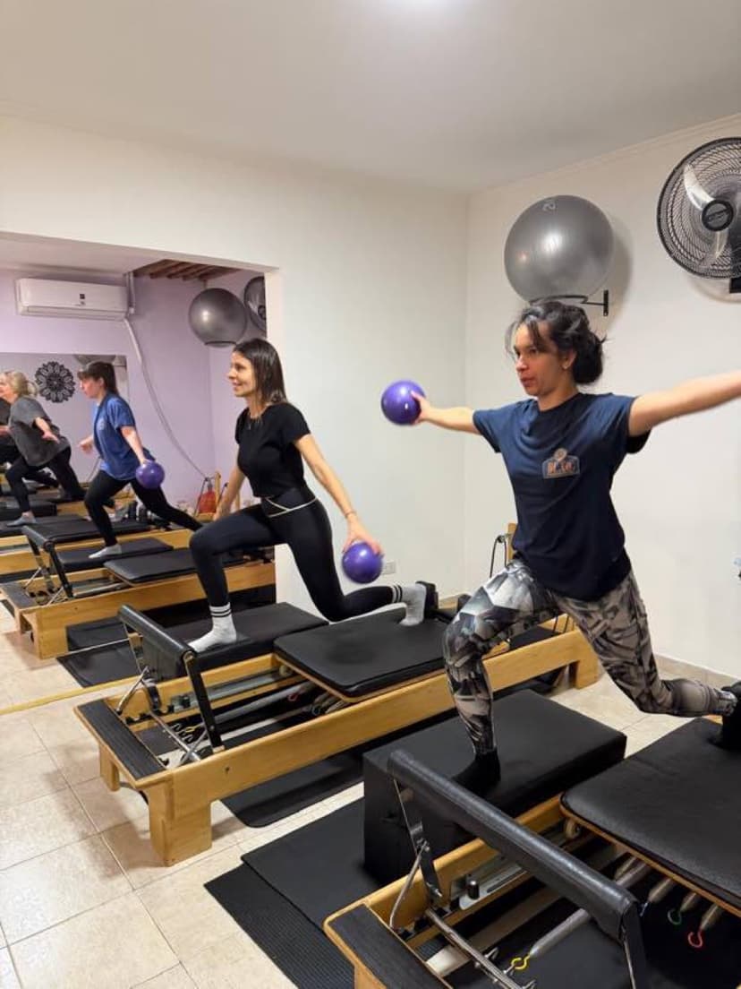 Profesora y alumnas en clase